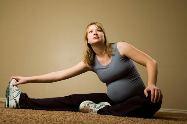 pregnant-woman-stretching